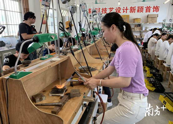 对口帮扶推动“飞地”产业发展 南山助力田阳、德保脱贫