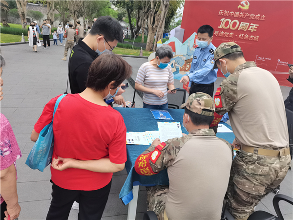 图二：向群众讲解“国家反诈中心”APP的四大功能和反诈电话“96110”三大功能.jpg
