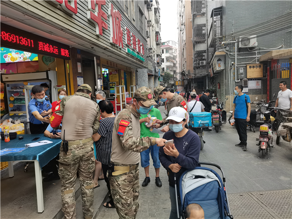 图三：指导群众下载安装“国家反诈中心”APP.jpg