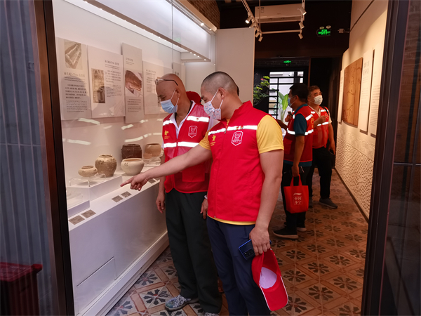 图2 队员在参观展馆.jpg