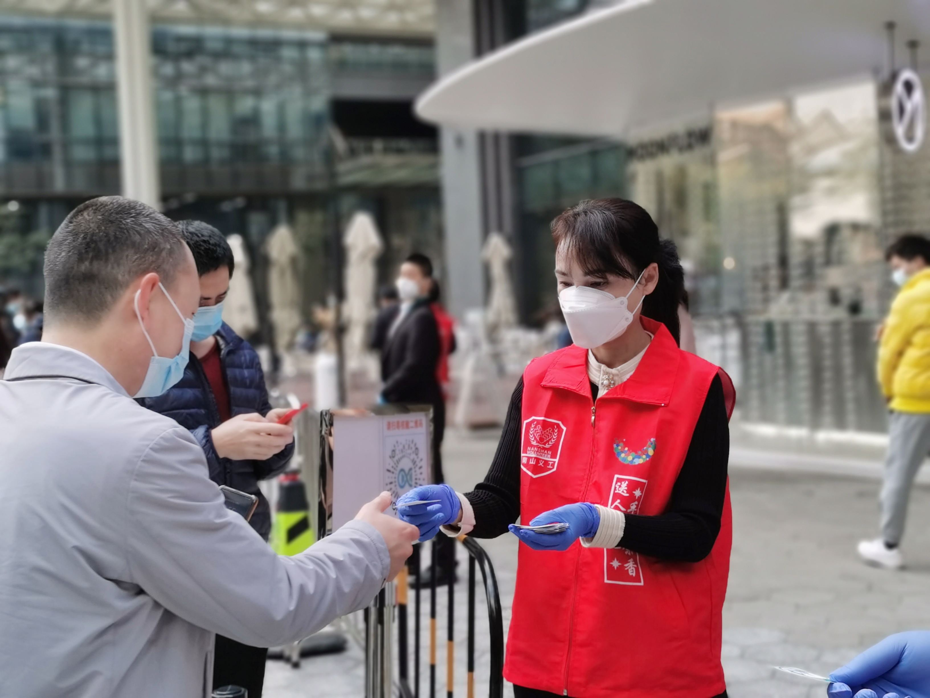 4 粤海街道纪工委干部在高新区科兴科学园核酸检测现场为居民群众提供指引.jpg
