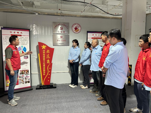 中建三局龙辉花园项目部的青年党员、团员们参观了龙辉社区退役军人党支部和红星志愿服务队.jpeg