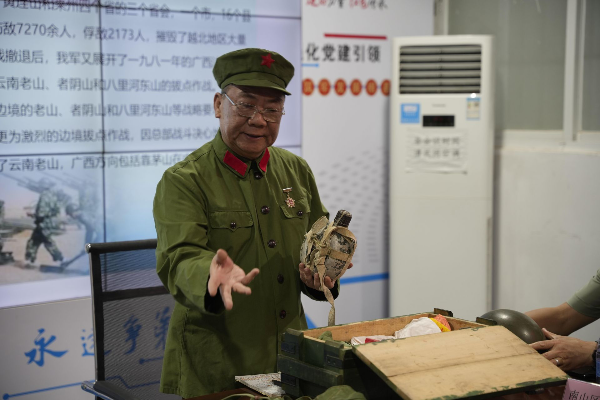 周伟明向大家展示了在战争中历经四十余年风雨的珍贵物件.jpeg
