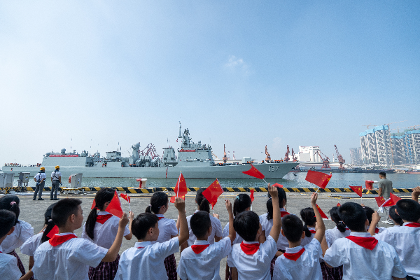 2024.9.28 在中华人民共和国成立75周年之际，深圳舰时隔6年再次访问深圳回到家乡.jpg