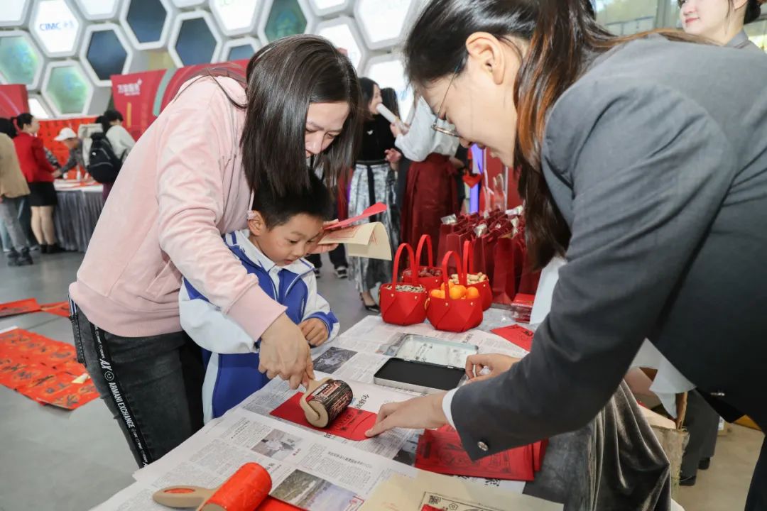 笔墨凝书香，新春送万福！ 快三彩票平台
政务服务中心开展新春送福活动